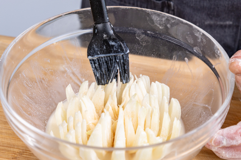 Zwiebel mit der Eimasse einpinseln