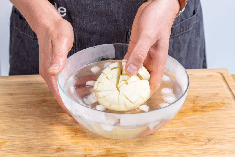 Zwiebel in Eiswasser legen
