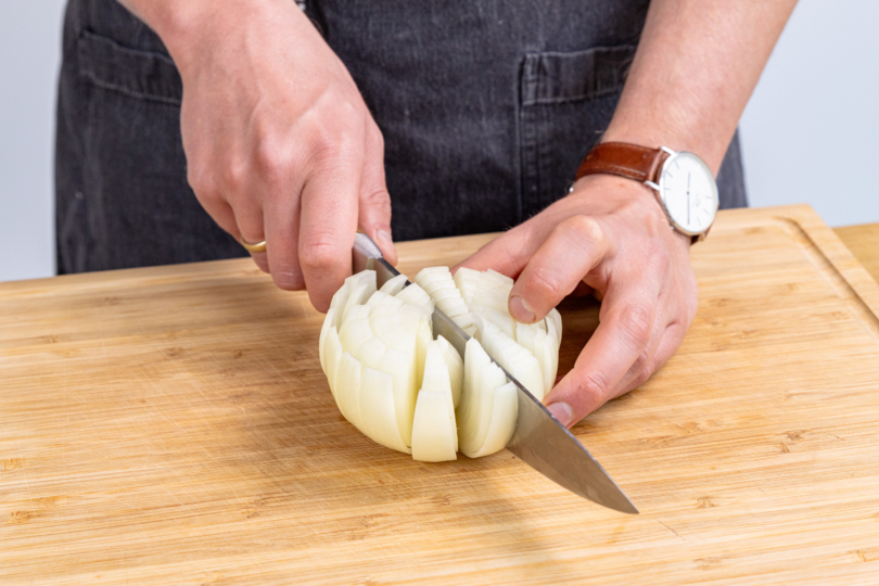 Zwiebel kreuzweise einschneiden