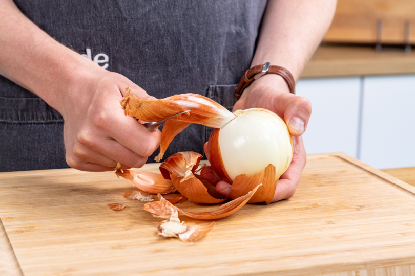 Zwiebel schälen