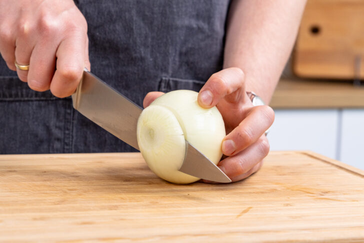 Zwiebelscheibe abschneiden