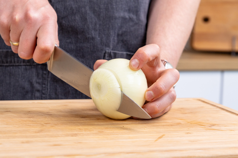 Zwiebelscheibe abschneiden