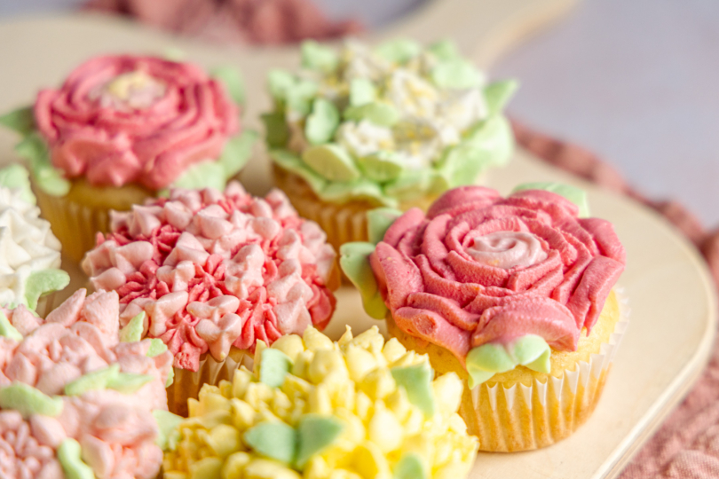 Blumenstrauß-Muffins für Muttertag mit verschiedenen Blüten