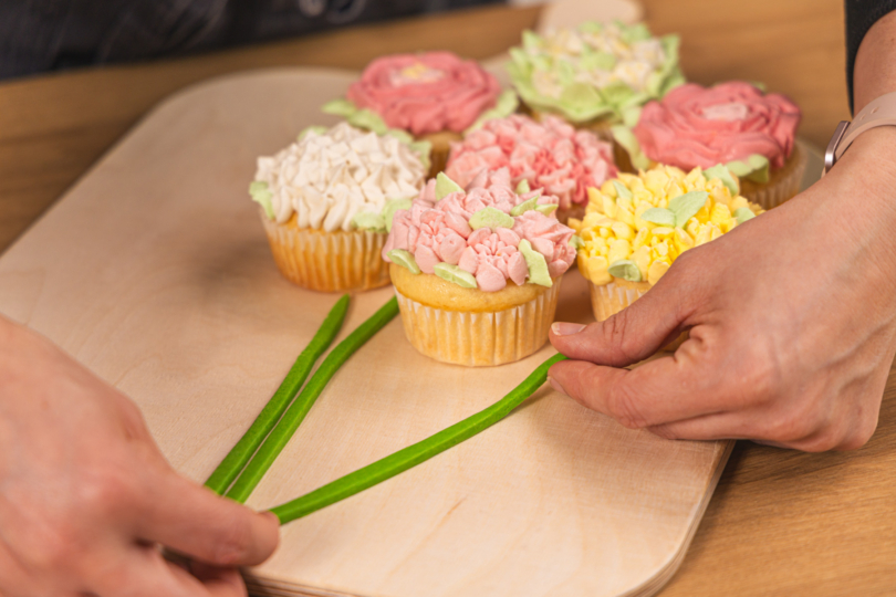 Blumenstrauß-Muffins arrangieren