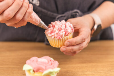Buttercreme aufspritzen