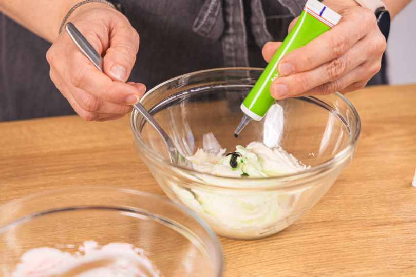Buttercreme grün färben
