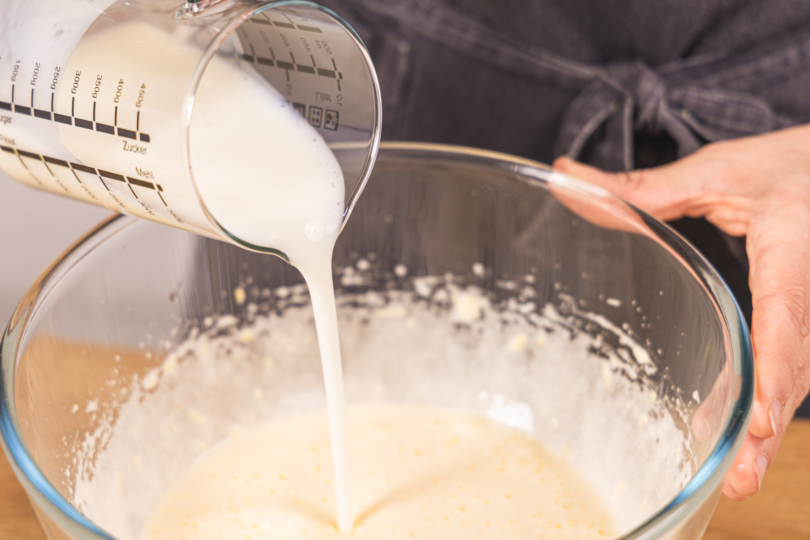 Milch dazu gießen