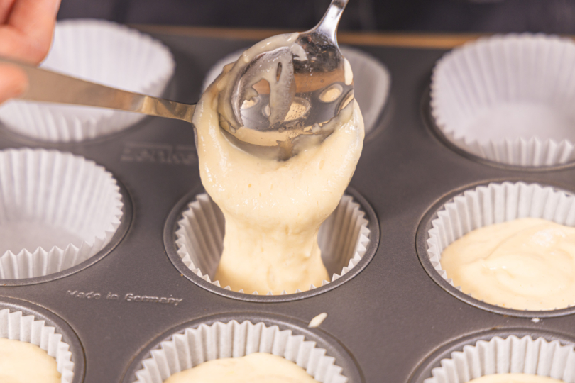 Teig in die Förmchen füllen