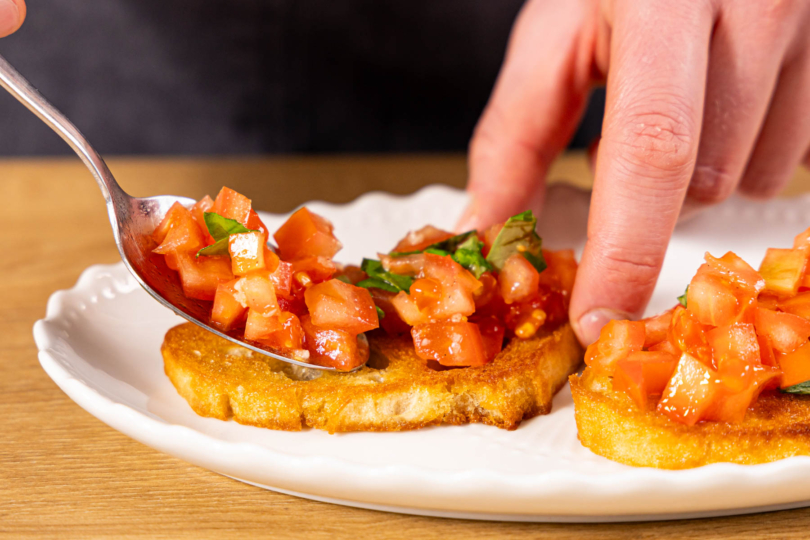 Bruschetta anrichten