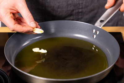 Knoblauch in Öl anrösten