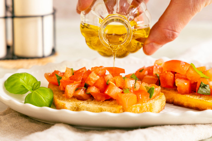 Bruschetta mit Öl beträufeln