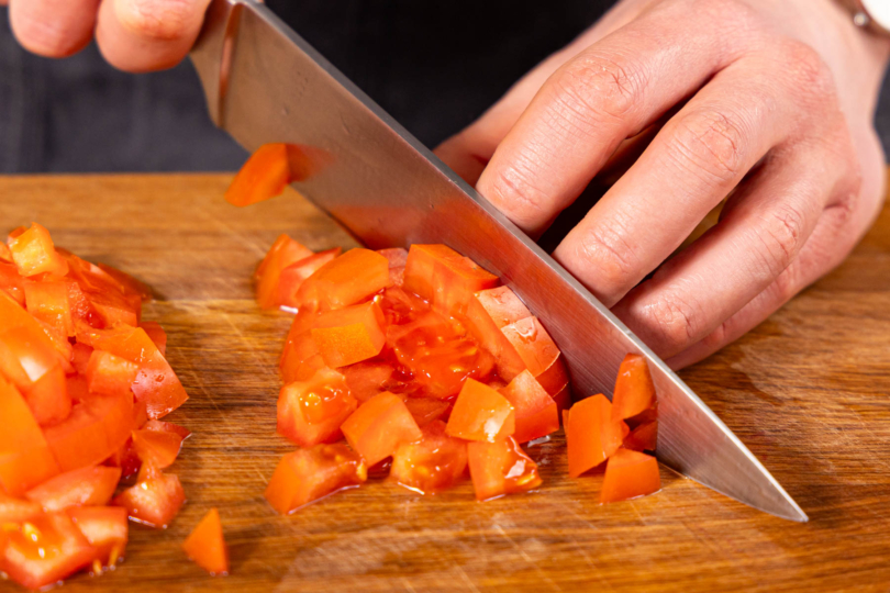 Tomaten in Würfel schneiden