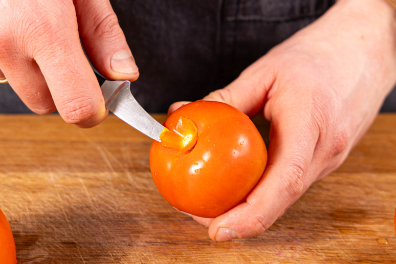 Tomatenstrunk entfernen