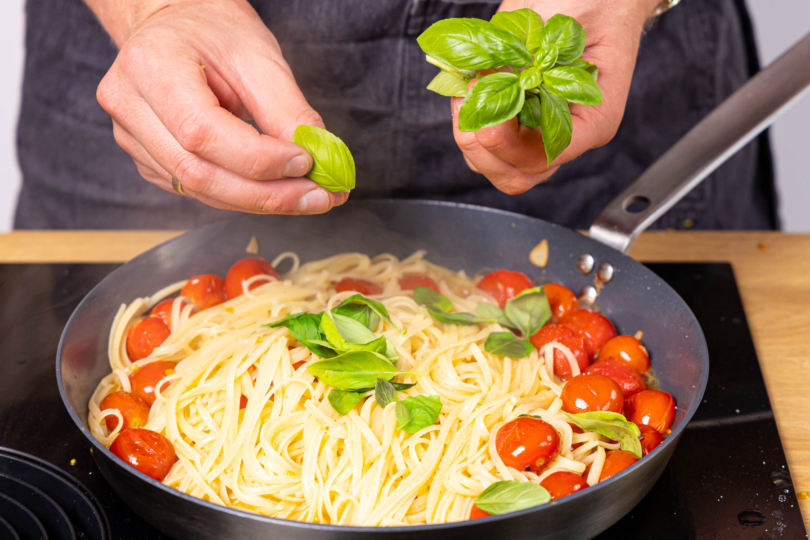 Mit Basilikum garnieren