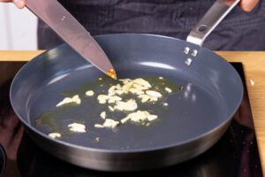 Knoblauch und Chili anschwitzen