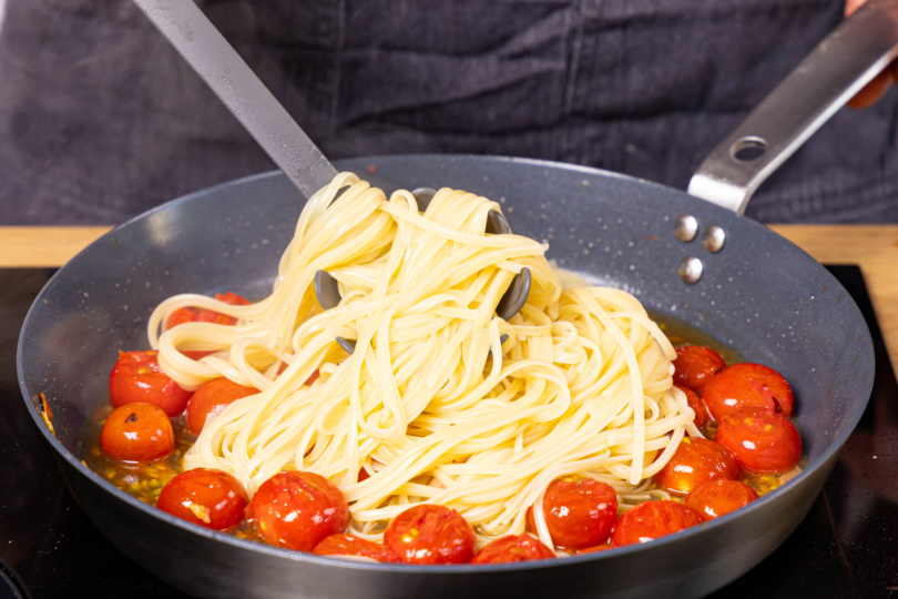 Nudeln und Basilikum dazugeben