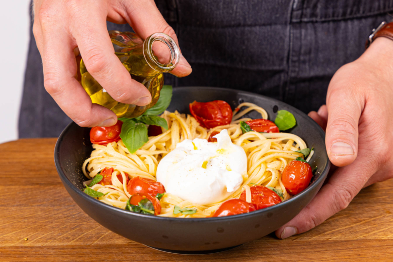 Mit Olivenöl beträufeln