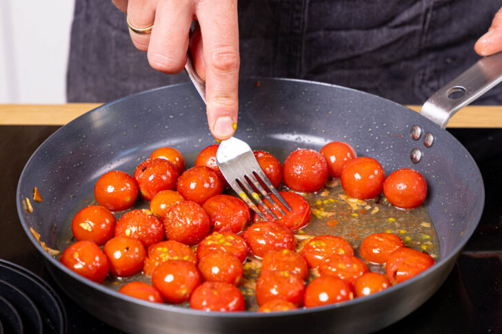 Tomaten zerdrücken