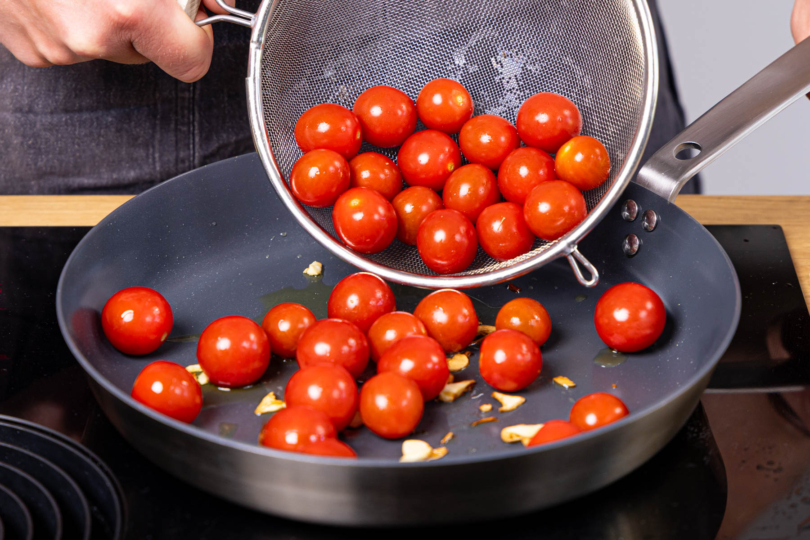 Tomaten waschen und hinzugeben