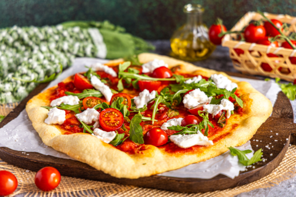 Pizza mit Burrata und Rucola