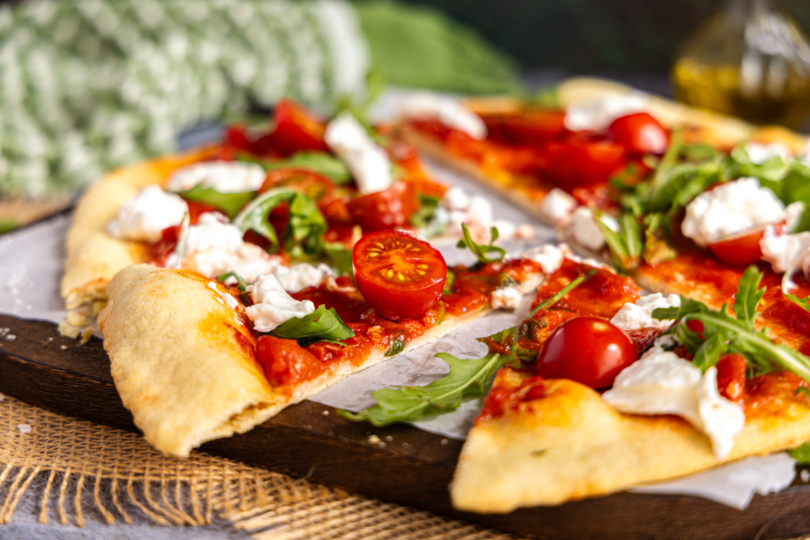Pizza mit Burrata und Rucola