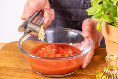 Knoblauch pressen