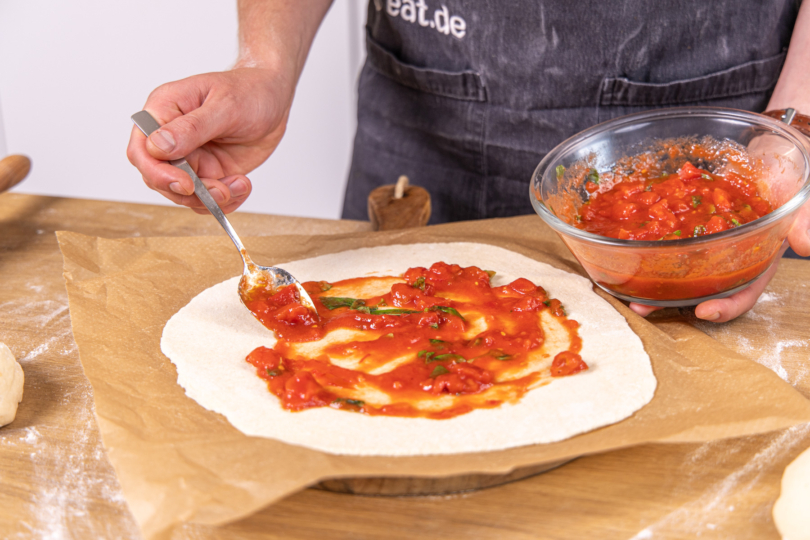 Tomatensauce verstreichen