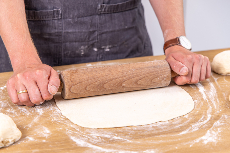 Pizzateig ausrollen