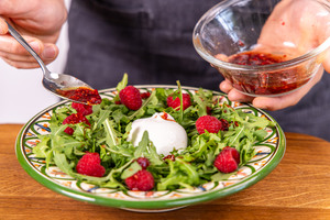 Dressing über den Burrata Salat geben