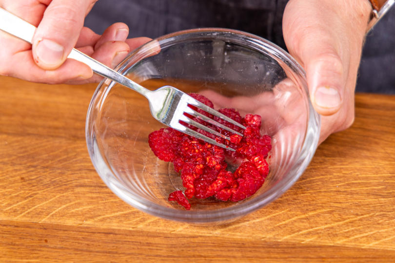 Himbeeren mit einer Gabel zerdrücken