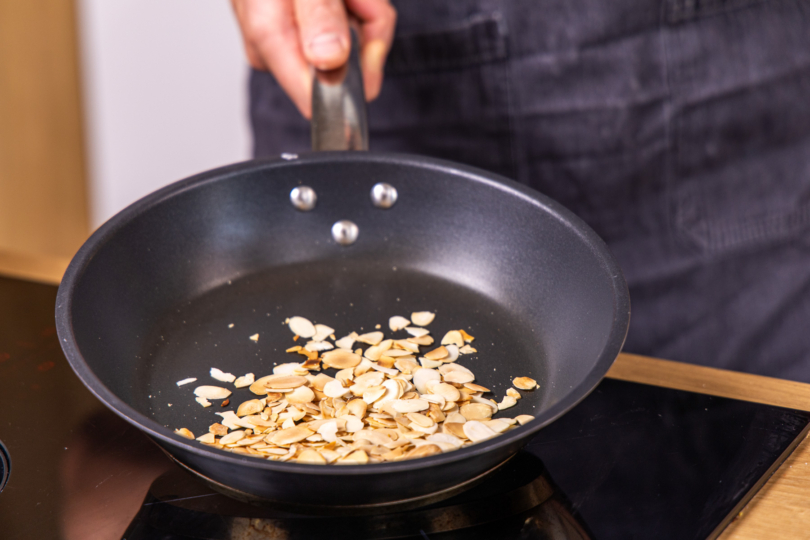 gehobelte Mandeln in der Pfanne anrösten