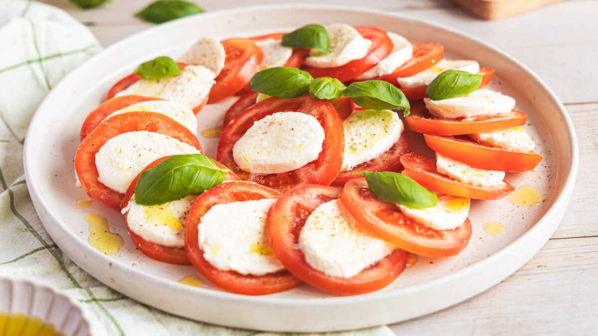 Caprese-Salat mit Tomaten und Mozzarella