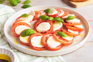 Caprese Salat mit Tomate und Mozzarella