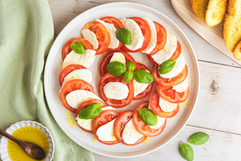 Caprese Salat mit Tomate und Mozzarella top-down