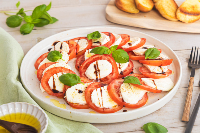Caprese Salat mit Tomate und Mozzarella und Balsamico Creme