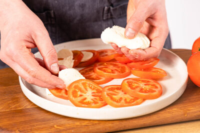 Tomate und Mozzarella anrichten