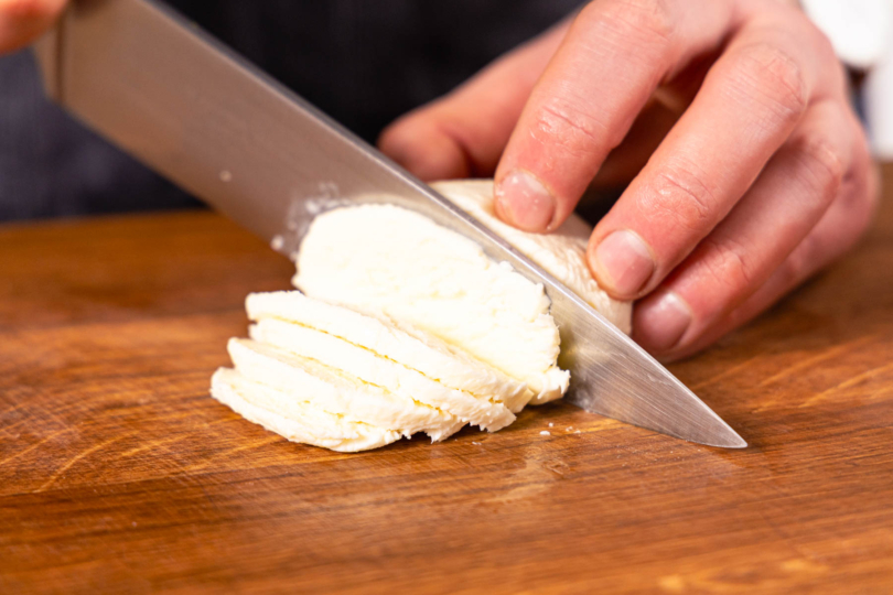 Mozzarella in Scheiben schneiden