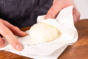 Mozzarella abtupfen