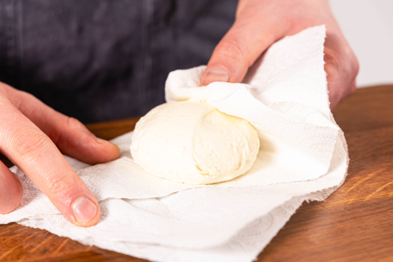 Mozzarella abtupfen
