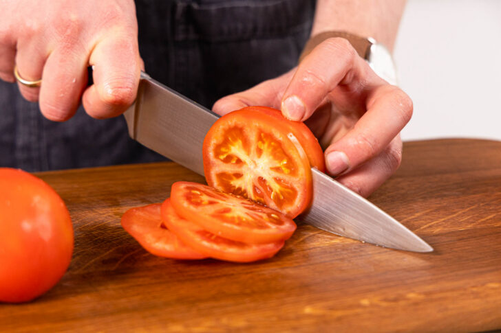 Tomate in Scheiben schneiden