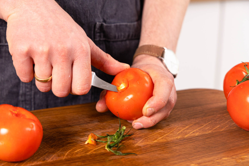 Strunk der Tomate entfernen