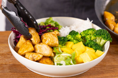 Chicken Bowl Teriyaki anrichten