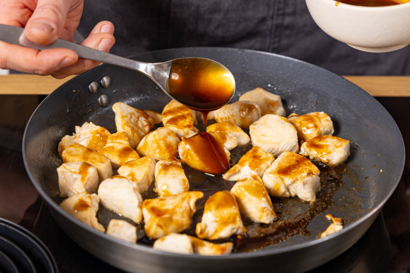 Gebratene Hähnchenwürfel mit Teriyaki Sauce glasieren