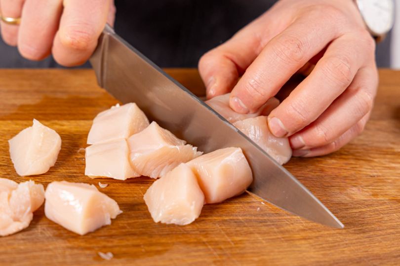 Hähnchenbrustfilet in Würfel schneiden