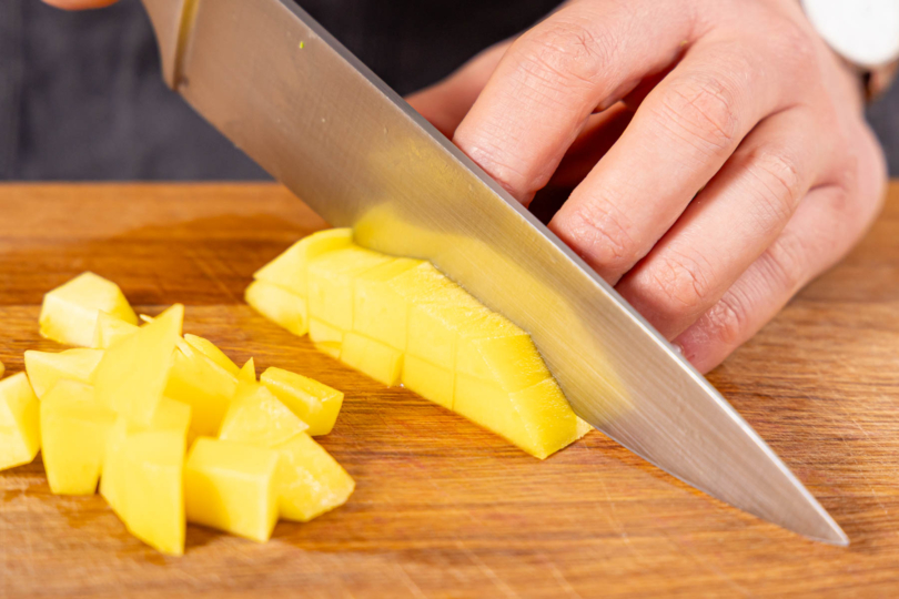 Mango in Würfel schneiden