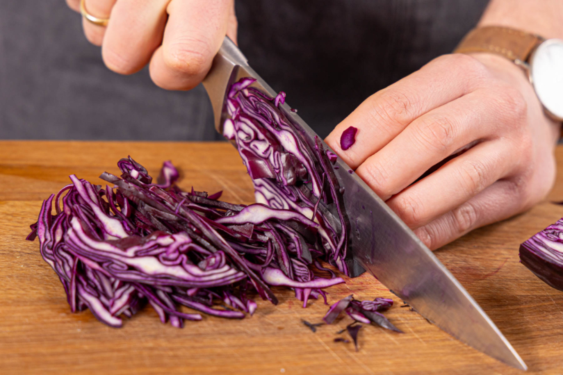 Rotkohl in dünne Streifen schneiden