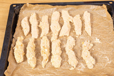 paniertes Fleisch auf Backblech im Ofen garen