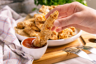 Crispy Chicken Fingers dippen