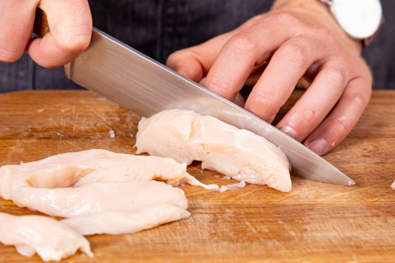 Hähnchenbrust in Streifen schneiden