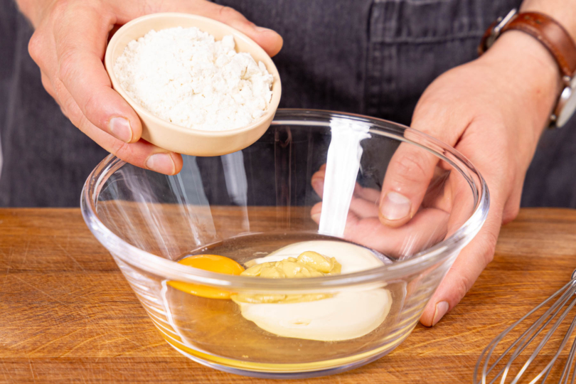 Mehl und Senf dazugeben und glattrühren